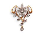 une broche en forme de fleur en or et diamants