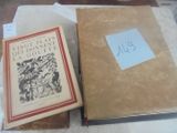 deux livres posés l'un à côté de l'autre sur une table