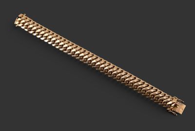 une image représentant un bracelet en or sur fond noir