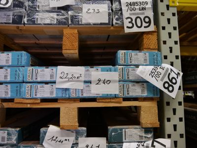 de nombreuses boîtes de papier toilette sur les rayons du magasin