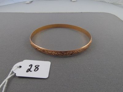 un bracelet en or sur lequel est accrochée une étiquette de prix