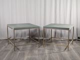 paire de tables d'appoint modernes avec plateau en verre
