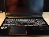 un ordinateur portable posé sur une table, avec un clavier et une souris dessus