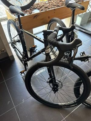 deux vélos posés par terre dans la pièce