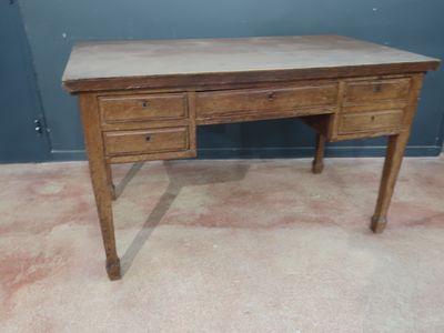 un petit bureau en bois muni de deux tiroirs