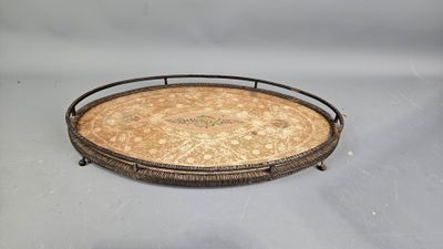 Plateau ovale en fer battu 1930 à galerie.