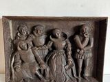 un ancien moulage représentant un groupe de personnes dans une boîte en bois