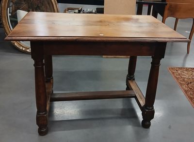 une table avec un plateau en bois, dans une pièce