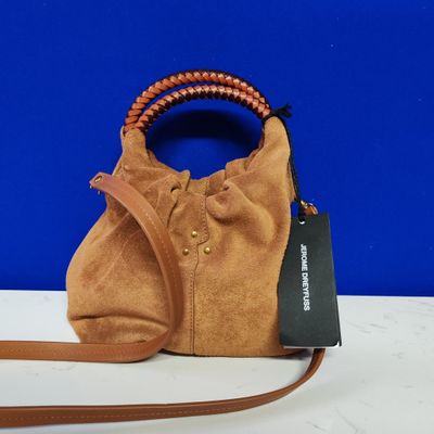 sac à main en velours beige avec une poignée en cuir marron et une bandoulière ornée de perles en bois