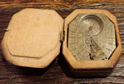 une petite boîte en bois avec une horloge à l'intérieur
