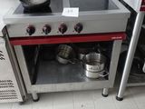 une poêle posée sur la cuisinière dans la cuisine