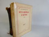 un livre posé sur une table