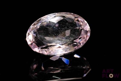gros plan d'un diamant rose sur une surface noire