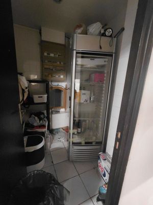 un réfrigérateur qui se trouve dans un coin de la pièce