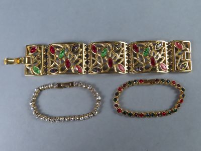 deux bracelets en or sertis de pierres rouges et vertes