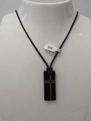 un mannequin blanc portant un collier noir auquel est accrochée une étiquette
