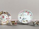 plusieurs types différents d'assiettes et de bols en porcelaine posés sur un fond gris