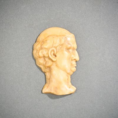 une image représentant la statue d'un homme barbu