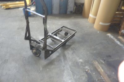 un diable qui se trouve dans un garage
