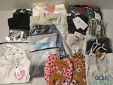 un tas de vêtements posés sur une table