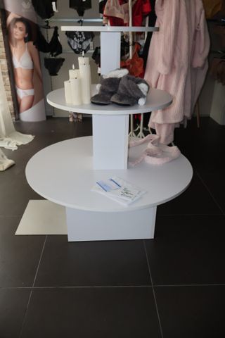 Aménagement de magasin mélaminé blanc : présentoir trois plateaux...