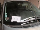 une voiture sur le pare-brise de laquelle est apposée une affiche