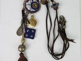 une photo d'une photo d'un porte-clés avec des breloques