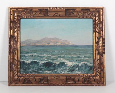une peinture à l'huile représentant une vue sur l'océan avec une montagne en arrière-plan