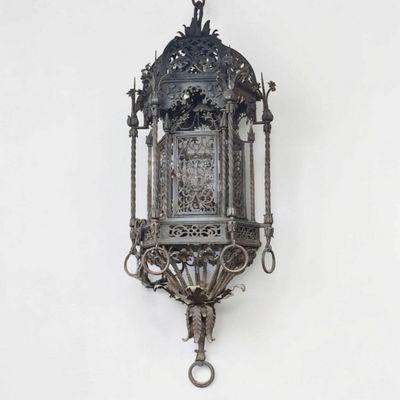 une horloge en argent accrochée au mur d'un immeuble