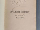 un livre ouvert avec une écriture dessus, posé sur une table