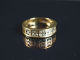 Gros plan sur une bague en or ornée de diamants