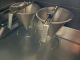 deux mixeurs posés sur le plan de travail de la cuisine