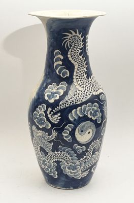 un vase bleu et blanc orné d'un dragon
