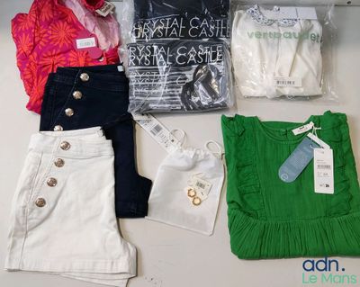 un tas de vêtements posés sur une table