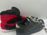 une paire de baskets noires et rouges avec des lacets noirs et blancs