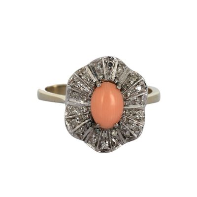 une image représentant une bague ornée d'une pierre orange entourée de diamants