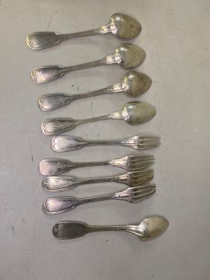 beaucoup de cuillères et de fourchettes en argent sur une table