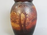 un vase sur lequel figure l'image d'un arbre