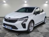 une voiture blanche est garée dans une pièce au sol à carreaux