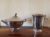 deux vases en argent posés sur une table en bois