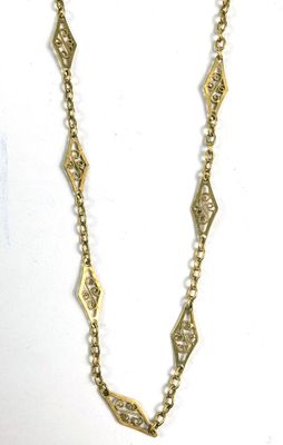 collier de couleur dorée, doté d'une longue chaîne ornée d'un motif en forme de diamant