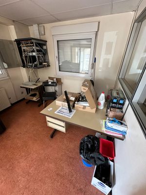 une pièce avec un bureau et une fenêtre