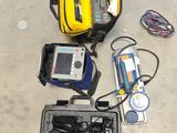 une mallette jaune posée par terre, contenant du matériel électronique