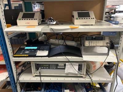 de nombreux appareils électroniques sur les rayons du magasin