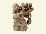 une figurine représentant une femme tenant un panier de fleurs