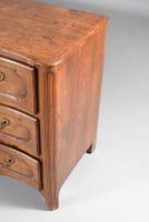 Commode à façade légèrement galbée en châtaignier ouvrant pa… (photo 2)