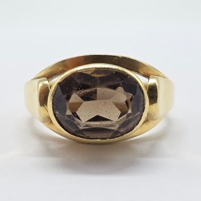 une bague en or ornée d'un quartz fumé au centre