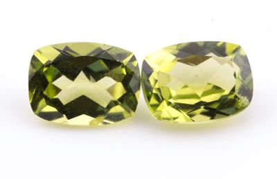 une paire de deux pierres précieuses en quartz vertes et jaunes