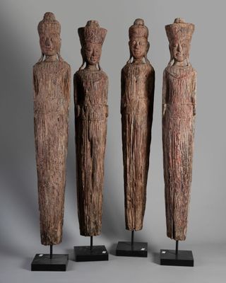 trois statues en bois représentant des femmes debout les unes à côté des autres