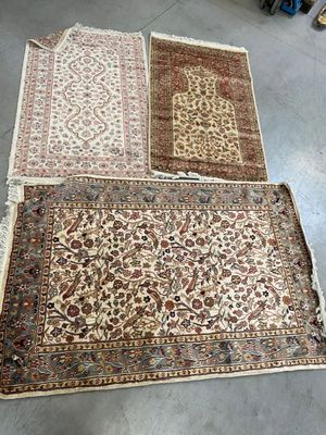 deux tapis orientaux exposés dans une boutique